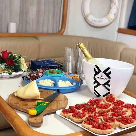 Botel Boat And Breakfast Cilento *